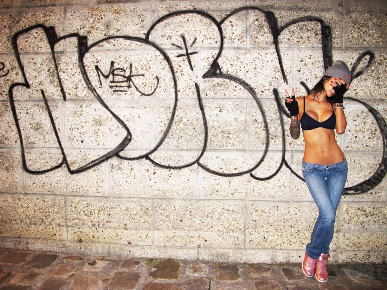 Граффити девушка на стене